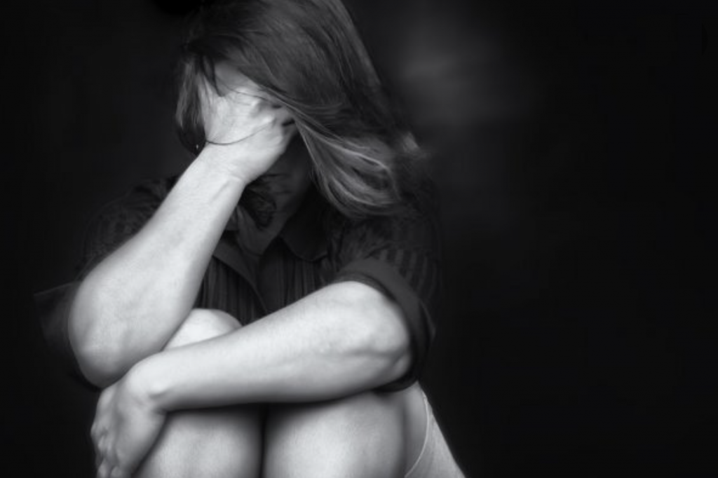 Une femme se tenant la tête après avoir subi des violences conjugales