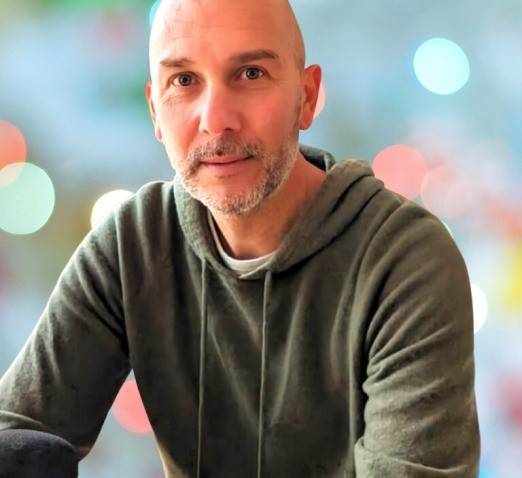 Portrait de Christophe Di Giovanni, thérapeute de couple à Marseille, dans son cabinet